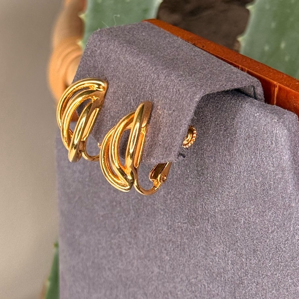 Vintage Napier Triple Hoop Earrings Gold Tone Screw Back 80s Statement Jewelry - Picture 2 of 6
